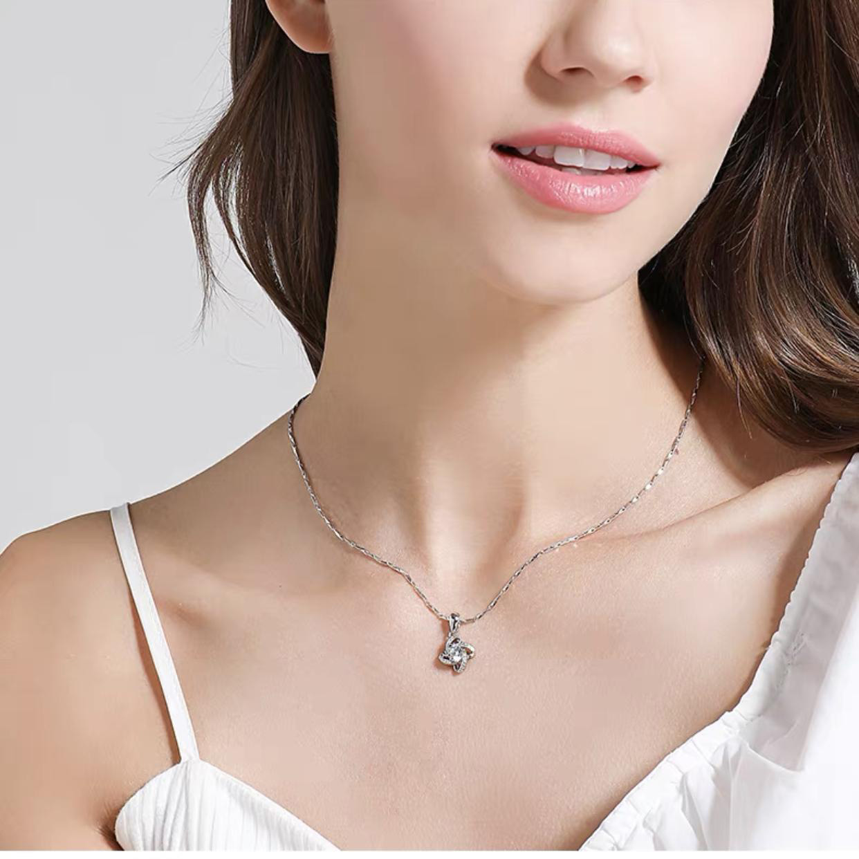 Luxury 2 Carat Moissanite Pendant Necklace – Elegant Crown Design for Couples, Perfect for Valentine’s Day