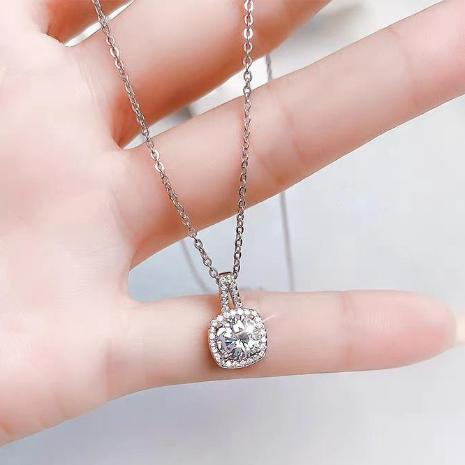 Luxury 2 Carat Moissanite Pendant Necklace – Elegant Crown Design for Couples, Perfect for Valentine’s Day